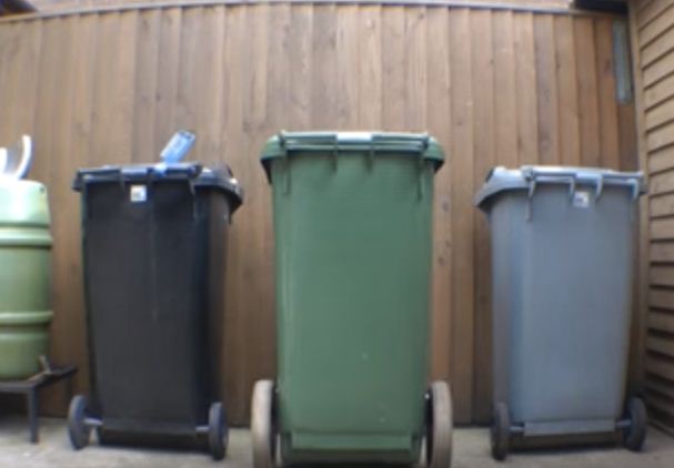 بالفيديو: حاوية قمامة متنقلة تنشر الرعب