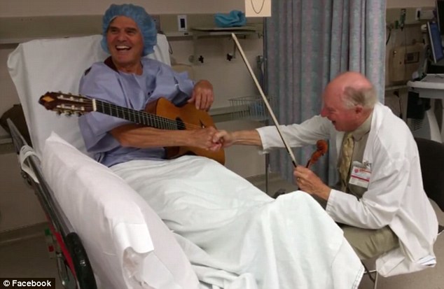 شاهد طبيب ومريض يعزفان الموسيقى قبيل