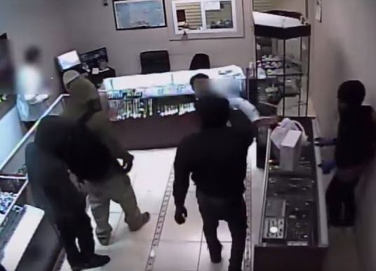 شاهد: سطو مسلح على متجر مجوهرات
