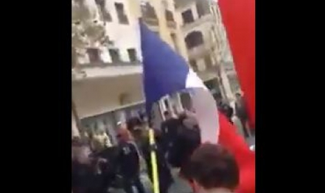 بالفيديو.. حرق القرآن الكريم في مسيرة
