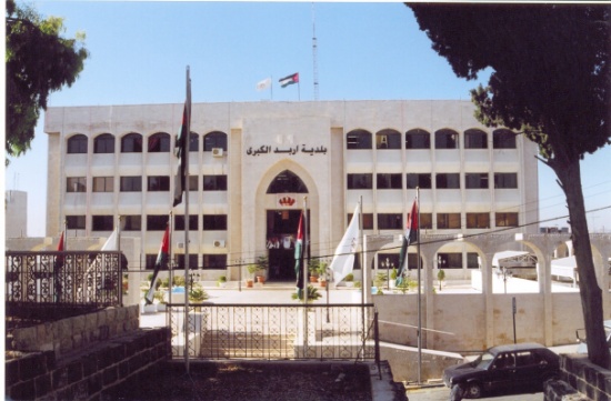 إربد تجهز حدائقها لفصل الصيف