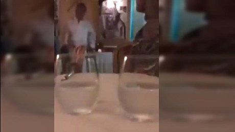 مدير مطعم فرنسي يطرد محجبتين بتهمة