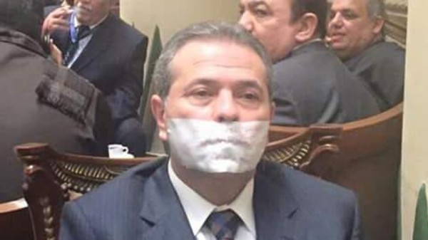 لماذا وضع توفيق عكاشة شريط لاصق