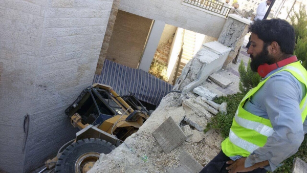 (جرافة) تدهم منزلا في منطقة الجبيهة