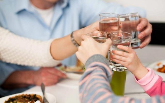 دراسات تؤكد خطورة شرب الماء مع