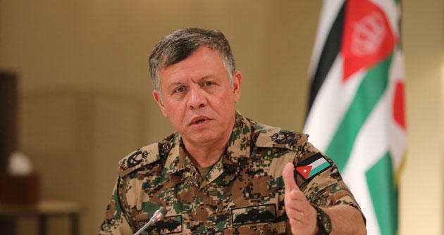 الملك يسلم علم القائد الأعلى لكتائب