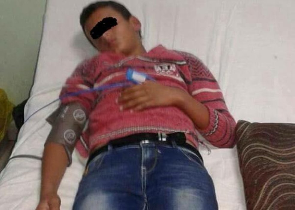 طفل يتجرع المخدرات في كوب من