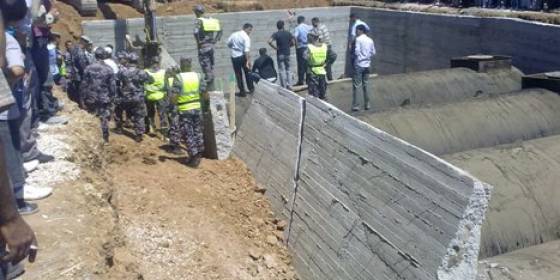 إصابة طفل جراء سقوط جدار استنادي
