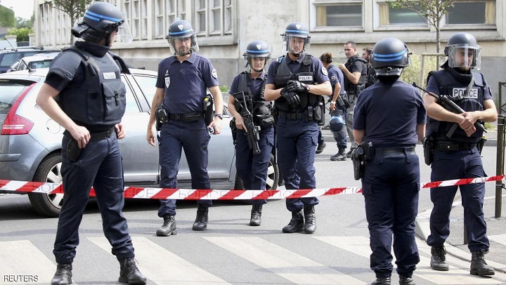 اعتقال فتاتين فرنسيتين على صلة بـ