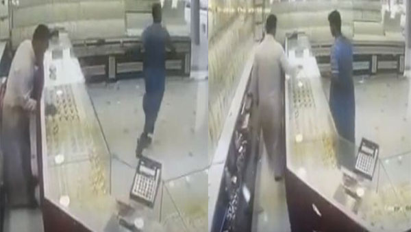 شاب يسرق قطعة مجوهرات من متجر