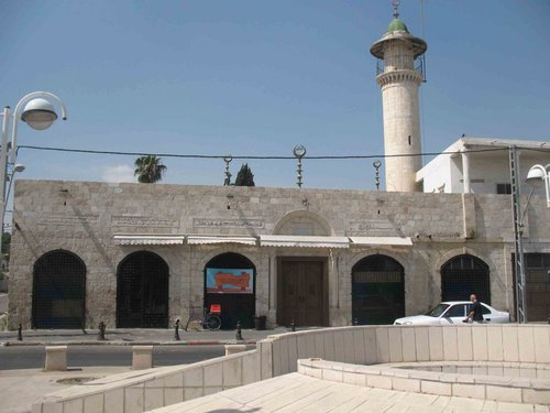 مآذن مساجد مدينة (اللد ) تواجه