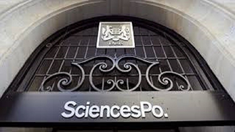 (فيسبوك) يتسبب بطرد طالبة كويتية من