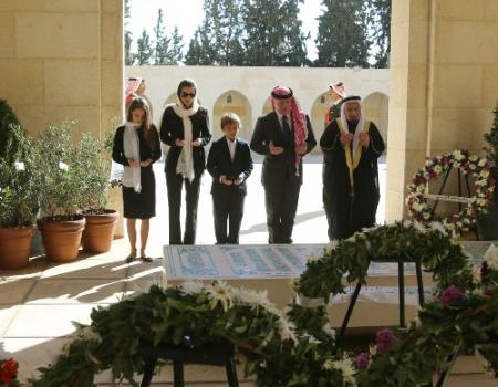 الملك والملكة يزوران ضريح المغفور له