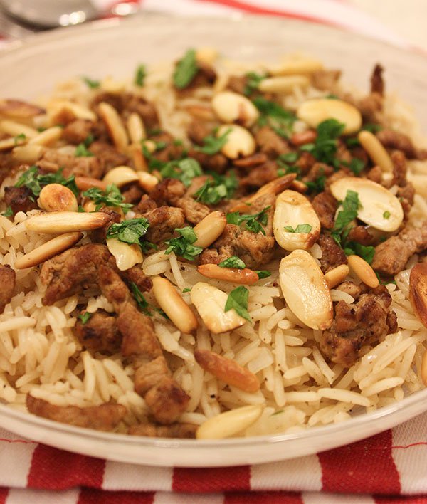أرز بقطع اللحم والمكسرات