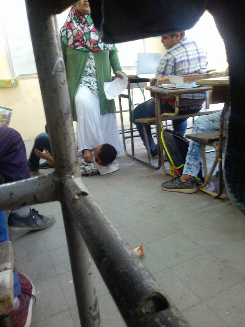 معلمة تدعس بقدمها طالبا.. و التربية