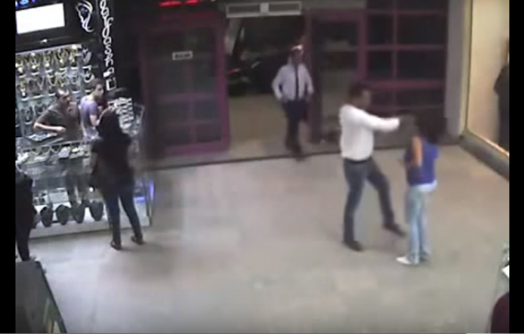 لحظة اعتداء شاب على فتاة في