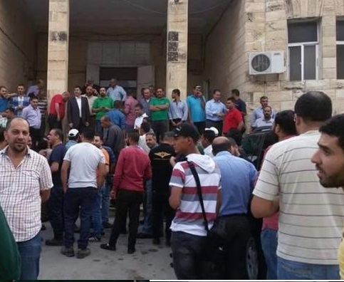 وقفة احتجاجية لموظفي شركة كهرباء إربد