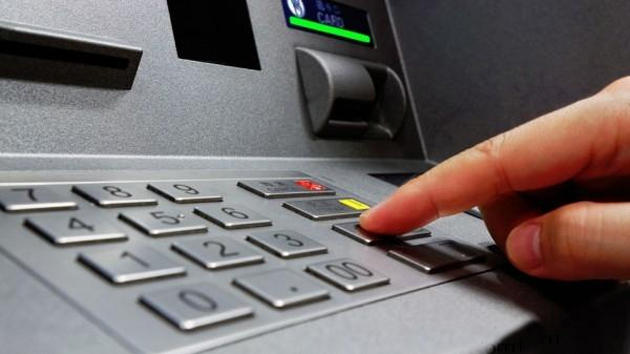 صاحب أسبقيات يضرم النار بـ3 صرافات