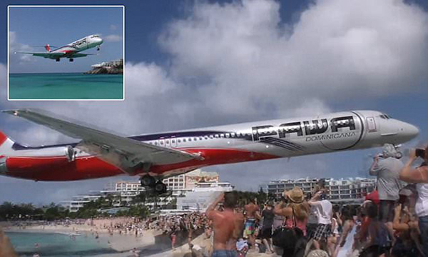 طائرة تحلق بالقرب من رؤوس البشر