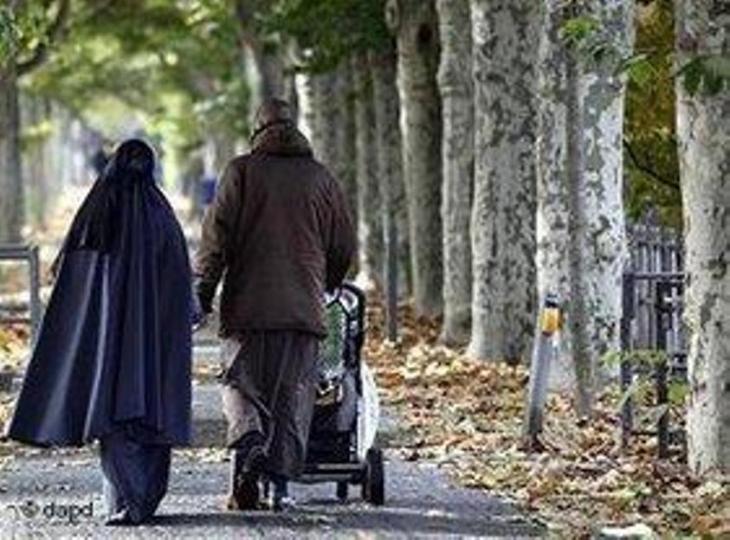 السلطات البريطانية تمنع سفر عائلة مسلمة