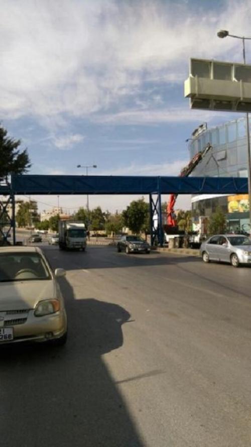 تركيب جسر مشاة على شارع الامير
