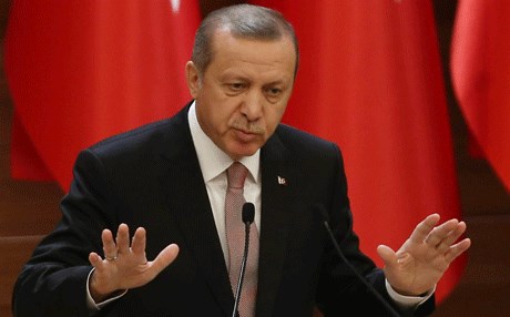 الرئيس التركي يوقف كلمته حتى انتهاء