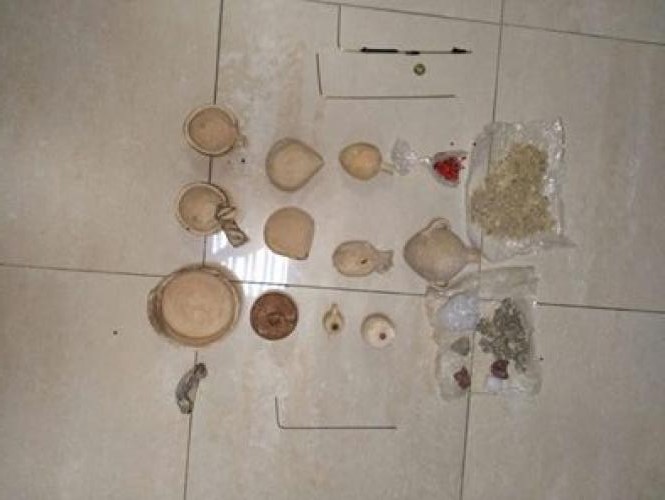 ضبط قطع أثرية بحوزة عربي