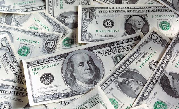 الدولار يكسر حاجز عشر جنيهات في