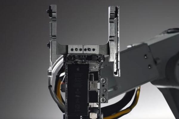 روبوت ثوري يفكك جهاز آي فون