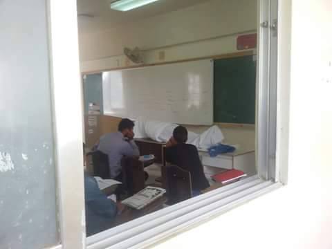 دكتور في جامعة ال البيت يرتدي
