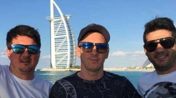 محاكمة موظف في دبي صور جواز