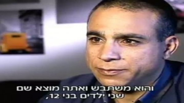ضابط إسرائيلي يفر من بيته بعد