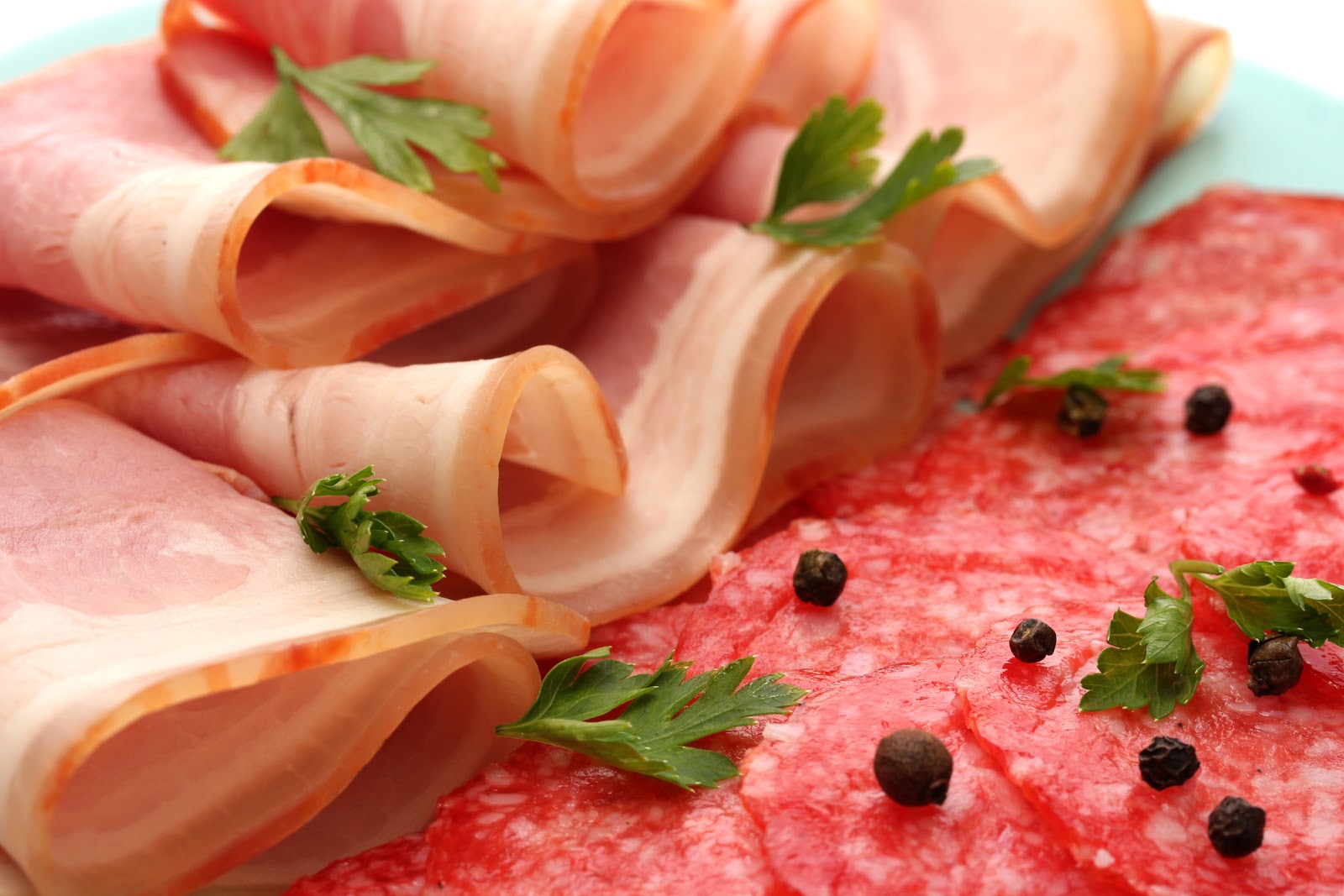 النقانق ولحم الخنزير في مقدمة (مسببات