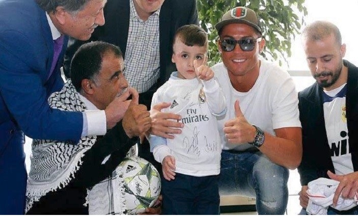 بالصور .. كريستيانو رونالدو يستقبل الطفل