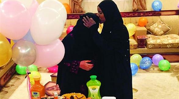 عائلة سعودية تودع خادمتها الإثيوبية بالأموال
