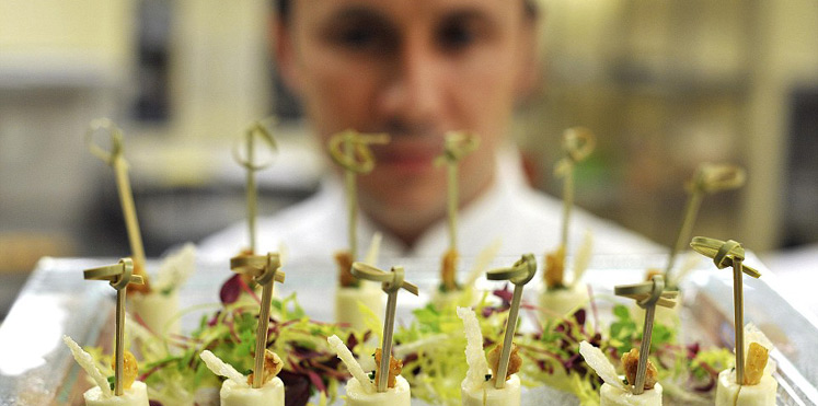 الخدم الملكي البريطاني.. حياة بائسة ومعاملة