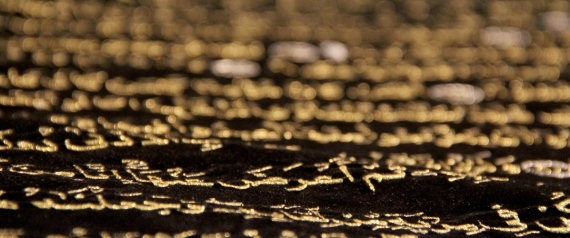 سوري يرفض بيع نسخة مطرزة للقرآن..