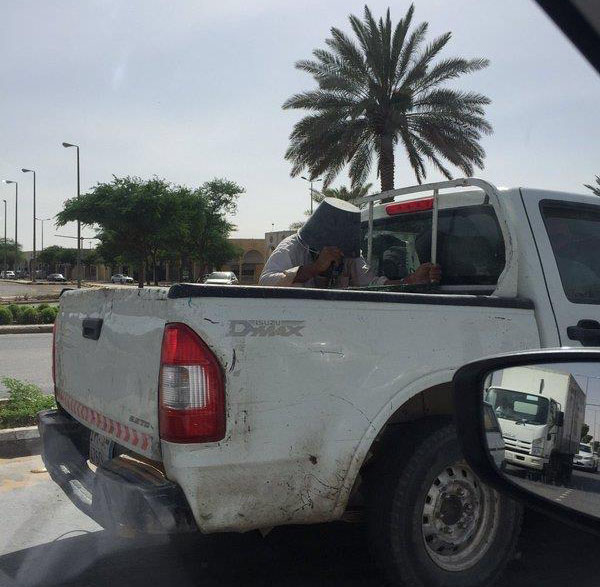صورة لعامل في سيارة مكشوفة يحتمي