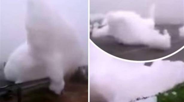 غيمة تسقط من السماء ( فيديو