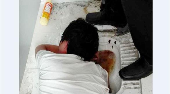 بالصور: حاول إنقاذ هاتفه من المرحاض