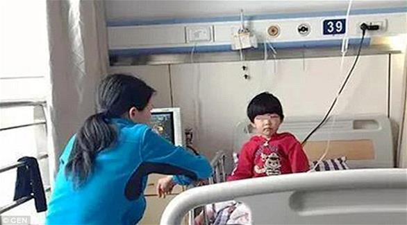 طفلة تنجو بأعجوبة بعد سقوطها من