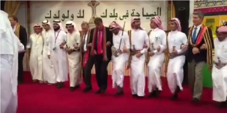 بالفيديو.. القنصل الأمريكي يشارك في رقصة