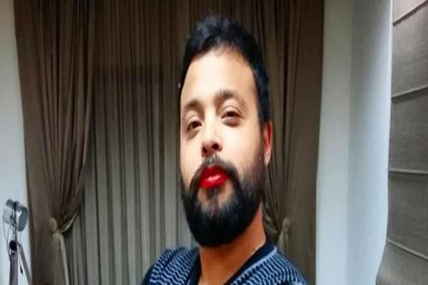 صور: الرجل التونسي يضع أحمر الشفاه
