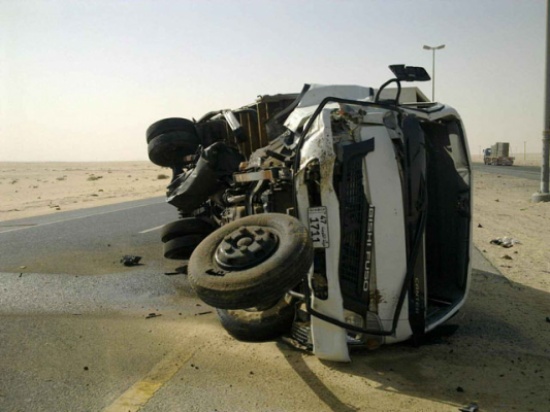 إصابة شخص اثر حادث تدهور تريلا