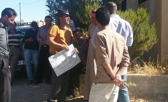 موظفو ( زراعة ذيبان) يحتجون على