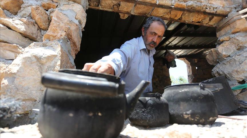 فلسطيني يعيش حياة بدائية في قرية