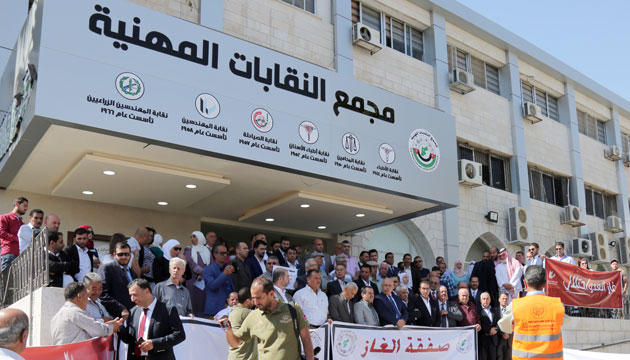 نقابيون وحزبيون ونواب يحتجون أمام(النقابات) على