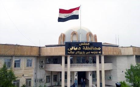 السجن المؤبد لموظفة اختلست نصف مليار