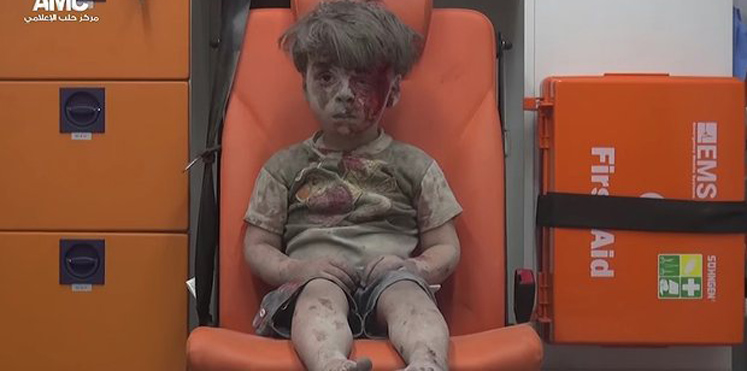 صورة مؤثرة لطفل في حلب تجتاح