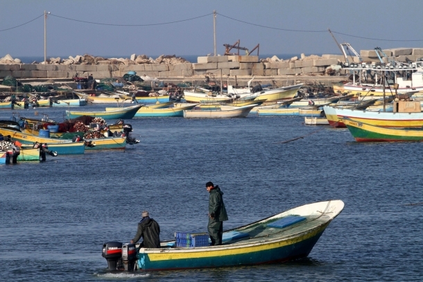الاحتلال يغرق قارب صيد قبالة شاطئ